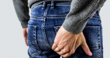蹲馬桶手機不離身!28歲男屁屁突現「小尾巴」 醫一看搖頭了