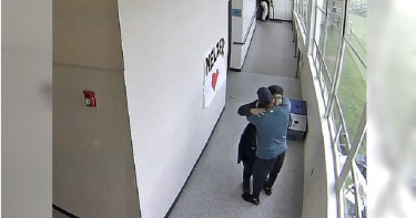失戀攜槍進校園想輕生!教練「溫暖擁抱」阻止悲劇