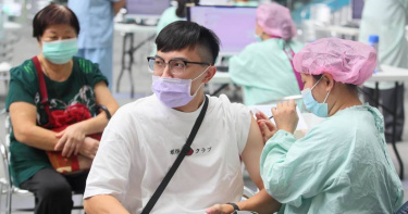 第３劑早打晚打各有利弊，陳時中表示，將參考疫情發展，並與專家討論後再做判斷。（圖／中國時報記者張鎧乙攝）