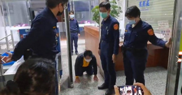 去年0402台鐵太魯閣事故主嫌李義祥因羈押期滿，今晚間7時許，完成交保手續，在法院大門向罹難者家屬下跪磕頭道歉。（圖／羅亦晽攝，下同）