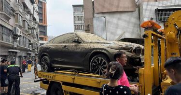 圖為高雄市日安地球大樓地下室的泡水車。（民眾提供／資料照片）