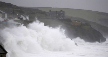 紅色警報!英國2天狂降1個月雨量…整座城市陷入一片汪洋