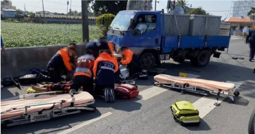 臺南1對夫妻雙載騎機車突與小貨車碰撞，導致機車卡車底連帶2人拖行雙亡。 （圖／翻攝畫面）