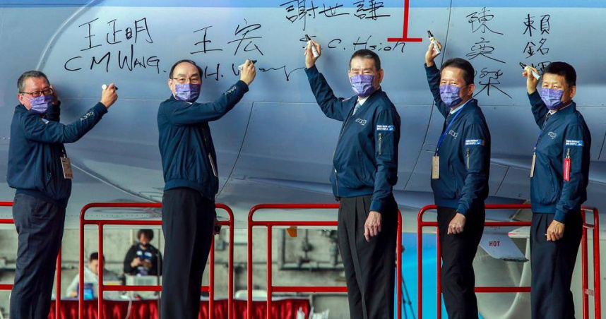 華航董事長謝世謙（中）辭世，圖為主持747退役記者會。（圖／報系資料照