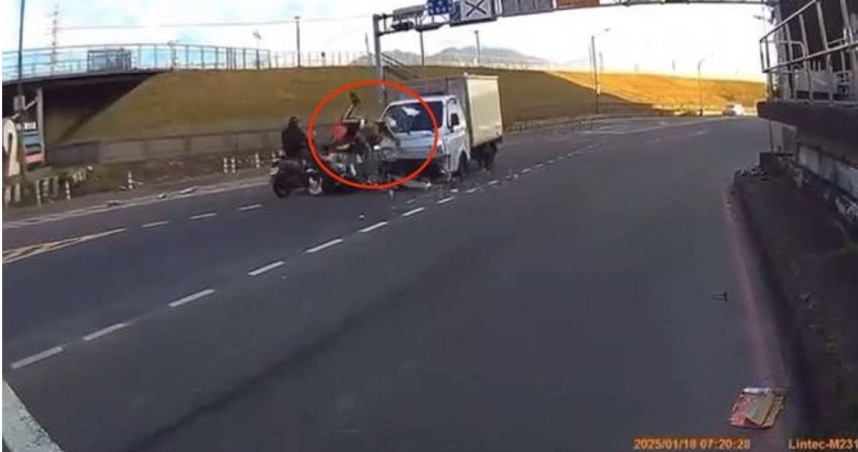 年菜小貨車闖紅燈撞飛機車騎士致命。（ 圖／翻攝畫面）