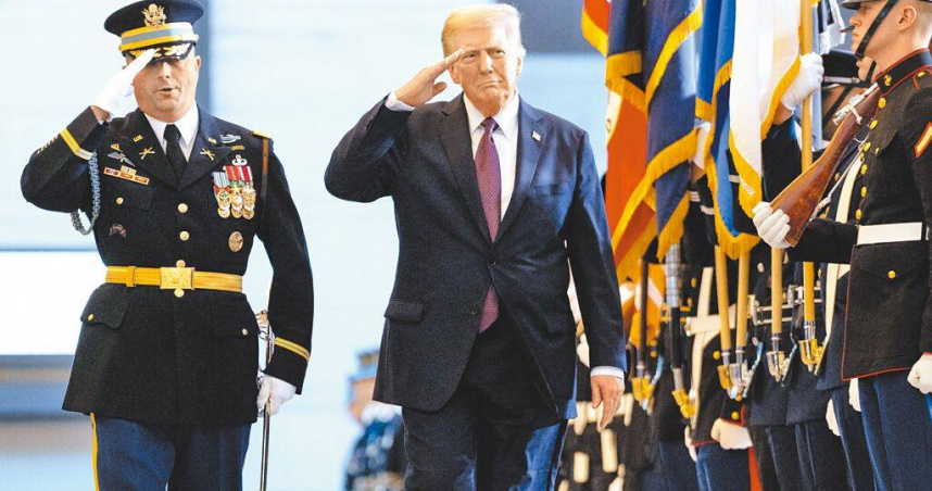 美國總統川普上任首日，在國會大廈檢閱部隊。（圖／路透）