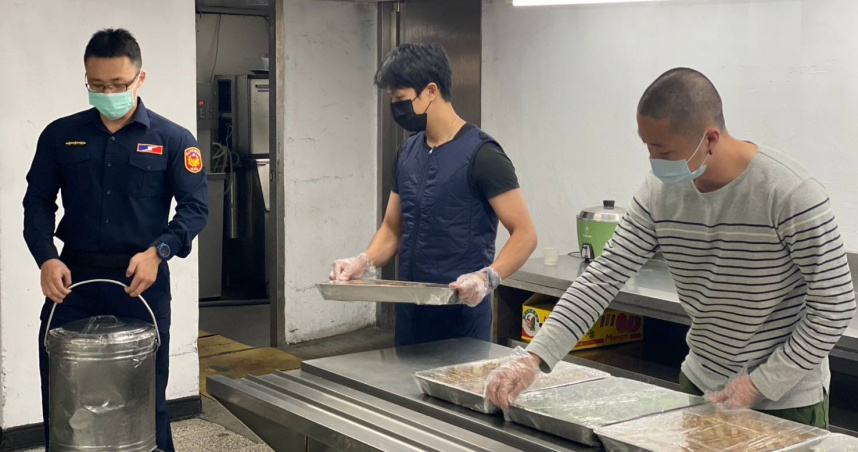 北市保安大隊長年送餐至成功國宅，為社區內長輩提供豐盛餐食。（圖／翻攝畫面）