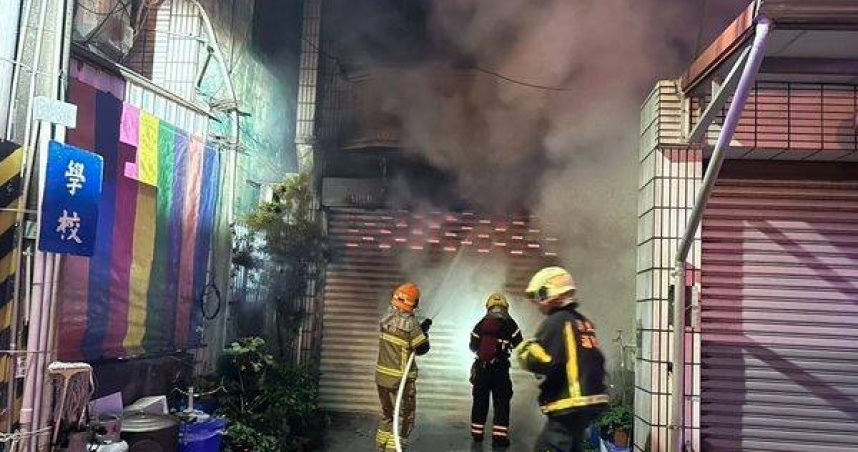 屏東民宅凌晨火警爆發，隔壁住戶受困幸未造成人員傷亡。（ 圖／翻攝畫面）