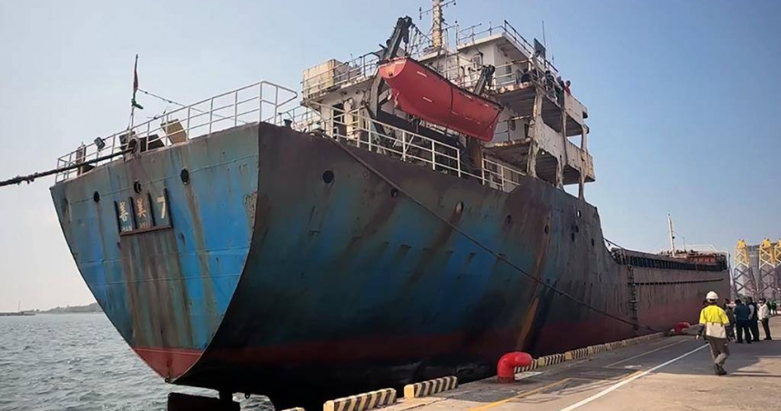 有陸資背景的多哥籍權宜輪「宏泰」貨輪涉嫌扯斷中華電信台澎3號海底電纜，8名大陸籍船員26日被移送台南地檢署複訊後，王姓船長聲押禁見。（圖／中國時報記者洪榮志攝）