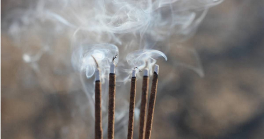 如果親戚過世，通常都會去上香致意。（示意圖／PIXABAY）