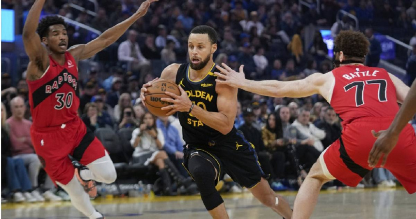 勇士當家一哥Curry上一場比賽才因為下背部拉傷缺席，這場比賽第三節又重摔倒地。隨即被球團宣布因「骨盆挫傷」無法回到比賽。（圖／達志／美聯社）