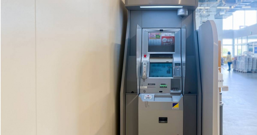 日本大阪府未來將禁止65歲以上長者在大阪府境內的ATM前「一邊講電話、一邊操作機台」。（示意圖／翻攝自photoAC）