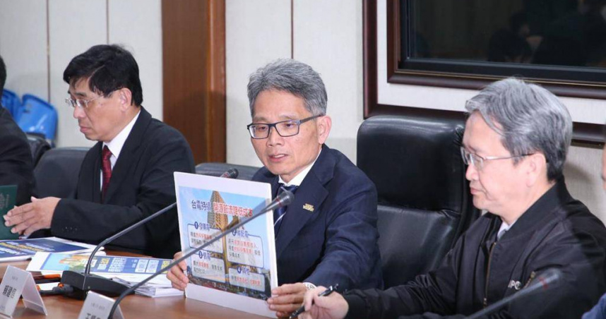 4月電價遭到凍漲，台電財務將持續大虧，經濟部次長賴建信(中)強調後續會爭取三筆預算撥補。（圖／中國時報趙雙傑攝）