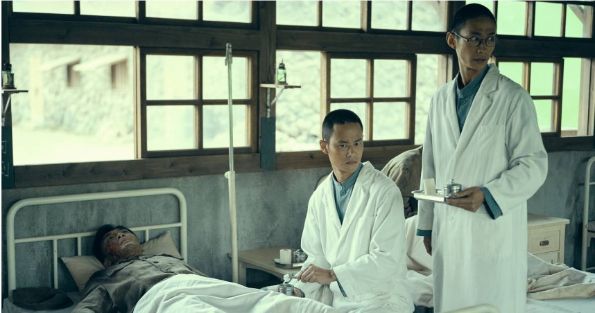 劇中，夏騰宏（中）細心照料鍾政均（左）。（圖／客家電視台提供）