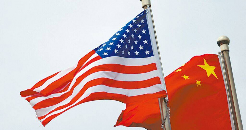 美稱再加50％關稅，陸反嗆奉陪到底。圖為北京一家美國公司的大樓外，中美兩國國旗飄揚。（圖／達志／路透社）