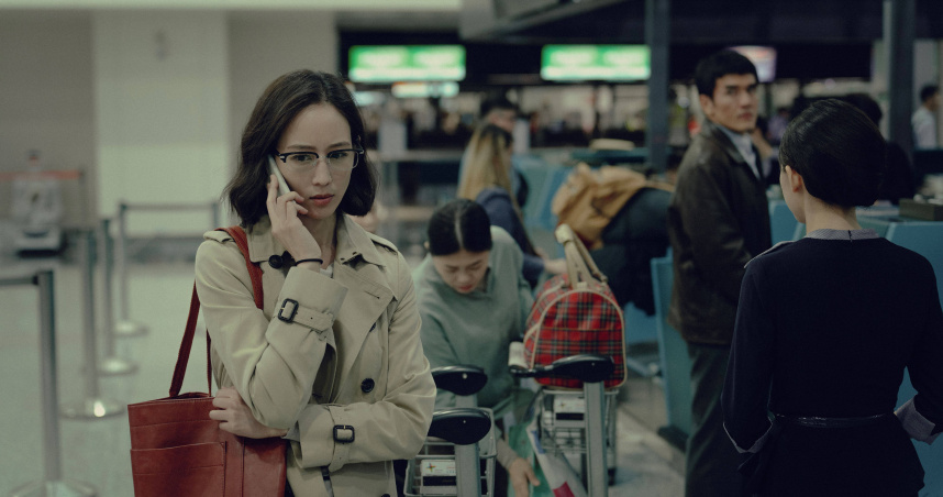 《The Outlaw Doctor 化外之醫》張鈞𡩋急忙想聯繫連炳發，卻聽聞槍響，因此擔心不已。（圖／公視、中華電信、瀚草文創）