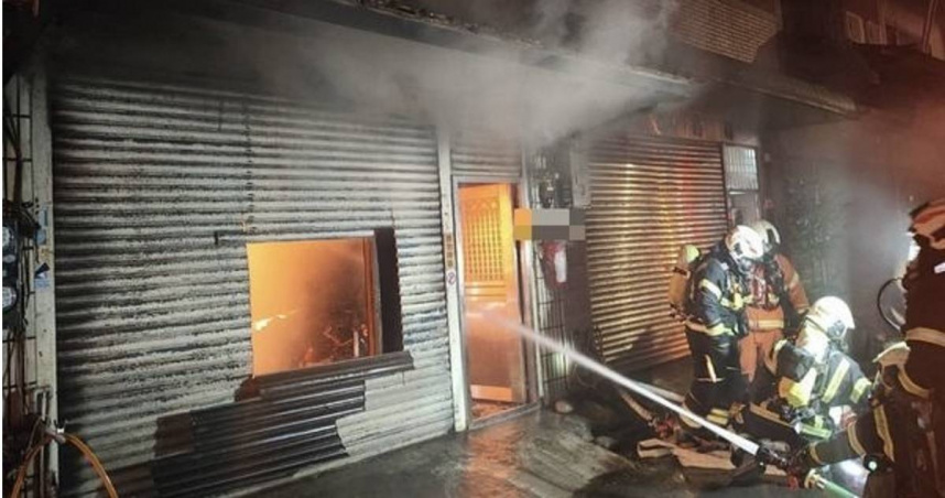 桃園家庭工廠深夜猛火狂燒，鋰電池驚險藏樓內消防急撲救。（圖／翻攝畫面）