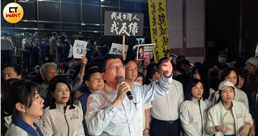 謝龍介怒吼賴清德下台，要民眾在北檢前靜坐抗議。(圖／林冠吟攝)