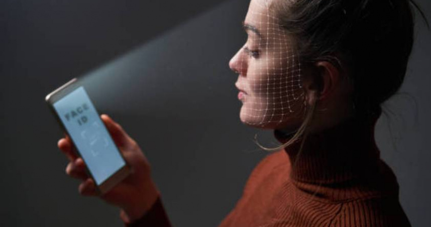 女友想要設定男友手機的Face ID，卻惹火男友。（示意圖／i stock）