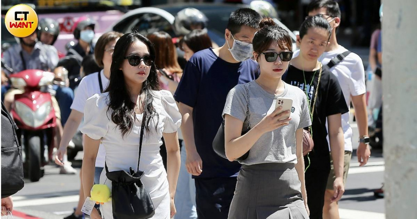 受高壓影響，未來一週全台各地高溫炎熱，台北盆地及中南部地區恐達33至35度高溫，南部近山區更有36度出現。且全台都要提防午後雷陣雨。（示意圖／黃耀徵攝）