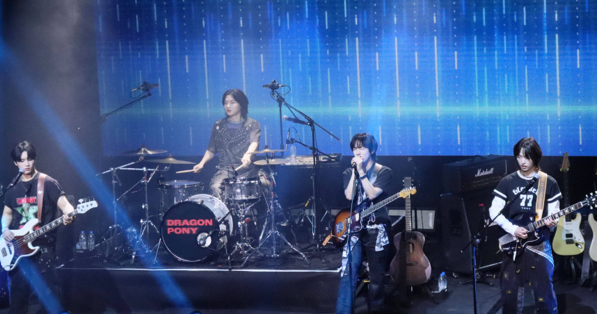 Dragon Pony由貝斯手SungHyun（左起）、鼓手GangHun、主唱TaeGyu、吉他手SeHyuk組成。（圖／讀者提供）