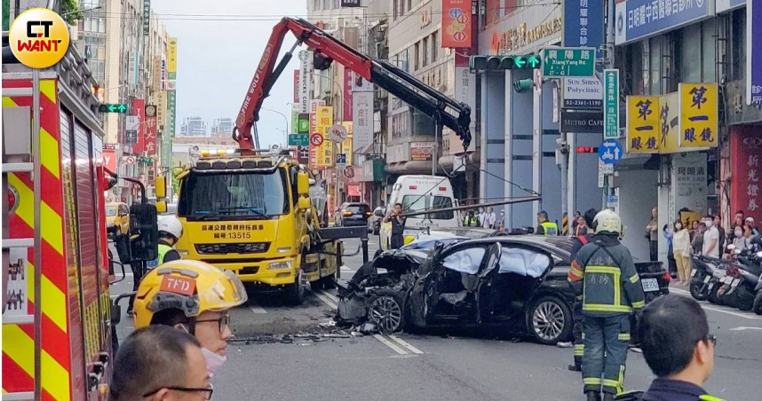 台北市中正區重慶南路一段與衡陽路口23日下午2時20分許發生嚴重車禍事故。（圖／薛孟杰攝）