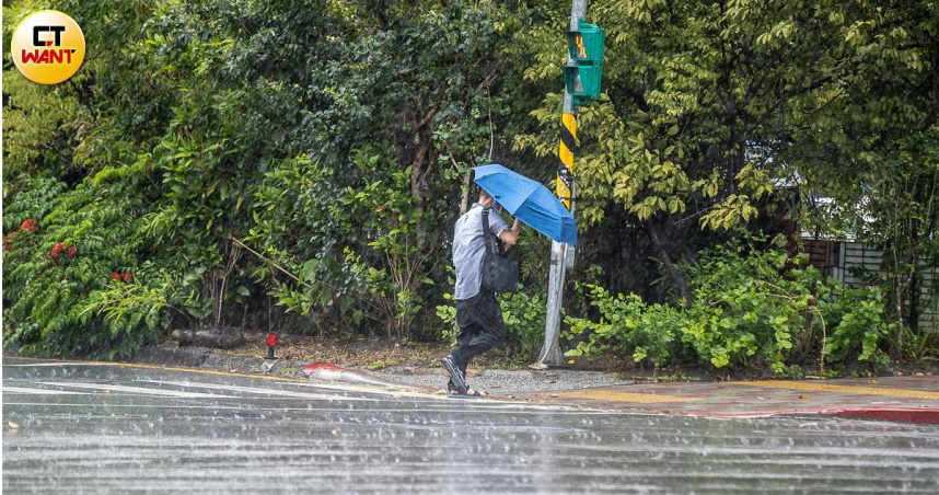 梅雨鋒面即將來襲，全台都可能會下雨。（示意圖／焦正德攝）