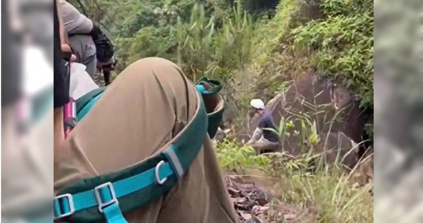 大陸福建省一名37歲女子近日帶著孩子們跟團遊玩，沒想到拍照時，卻不幸失足墜崖身亡。（圖／擷取自微博）