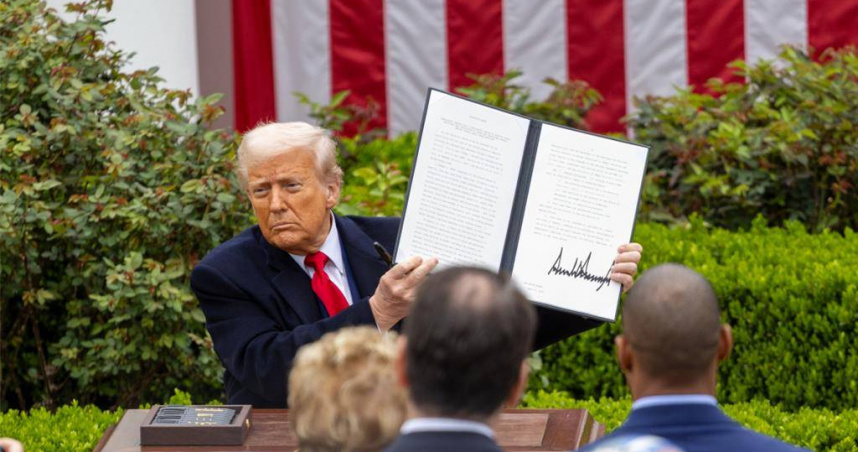美國總統川普4月2日在白宮展示對等關稅的行政命令。（圖／新華社）