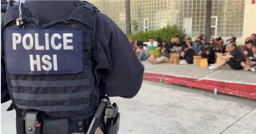 美國南加州執法單位近日聯手破獲一處「地下夜店」，總共逮捕了36名涉嫌非法滯留美國的中國與台灣籍人士。（圖／翻攝自X平台／HSI Los Angeles）