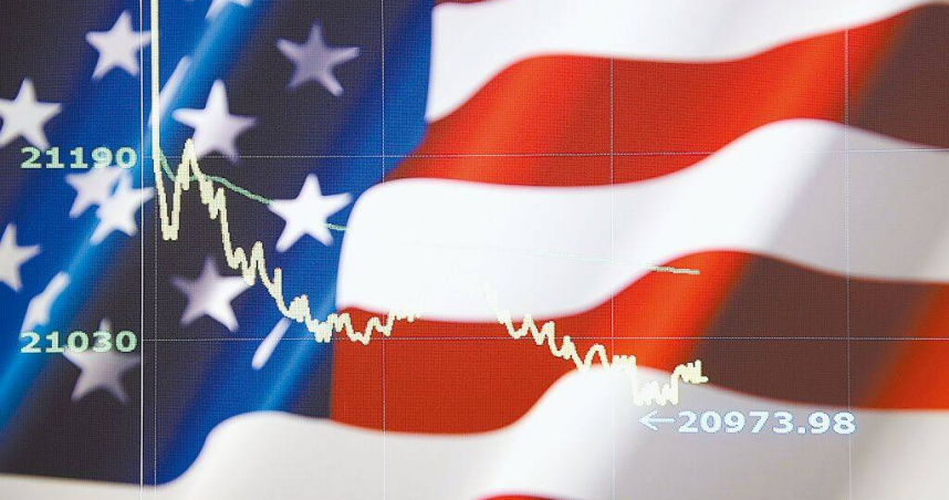 受美國關稅政策影響，金融市場今年震盪劇烈，截至今年4月底止，勞動基金大虧1990億元。圖為台北股市2日開盤開低走低，終場下跌344.59點，收在21002.71點。（圖／中國時報黃世麒攝）