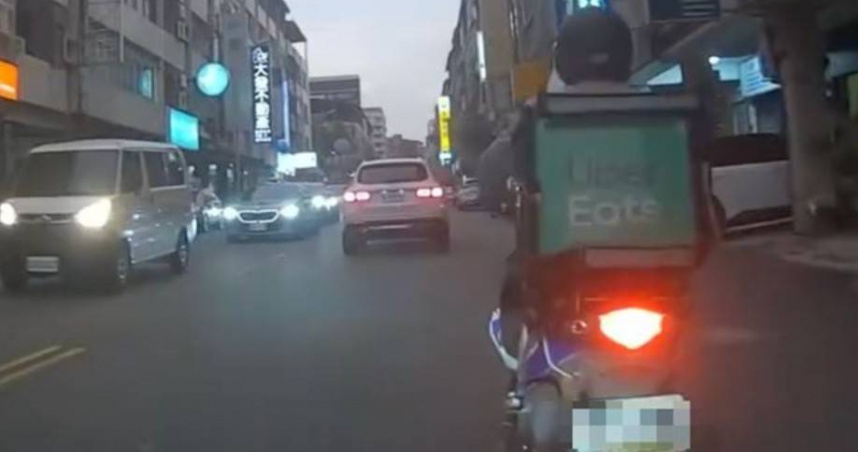 王姓外送員邊騎車邊揮舞鐵鎚，經警方調查竟發現他是慣犯，後續將通知到案裁罰。（圖／翻攝Threads）