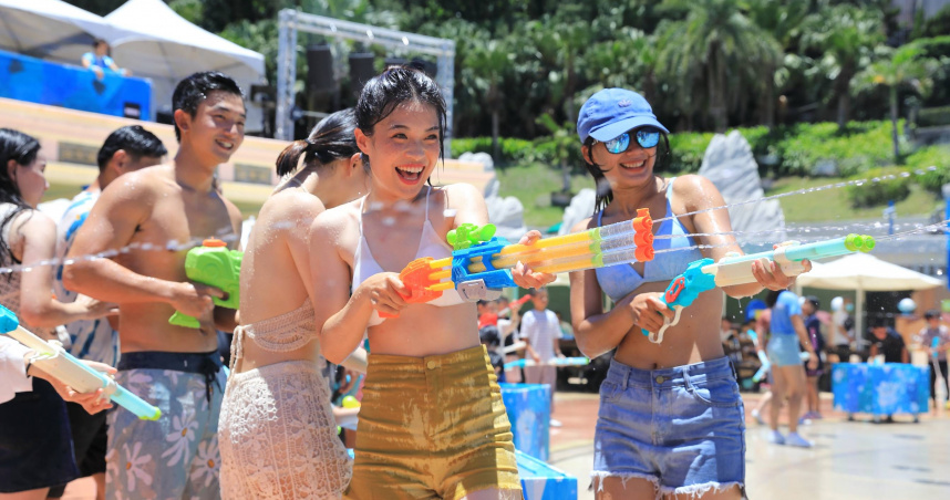 遠雄海洋公園「海洋冰風暴」活動邁入5週年，今年同樣會結合哥吉拉IP以及各式玩水設備，並串聯花蓮旅宿、交通業者共推服務與優惠。（圖／遠雄海洋公園提供）