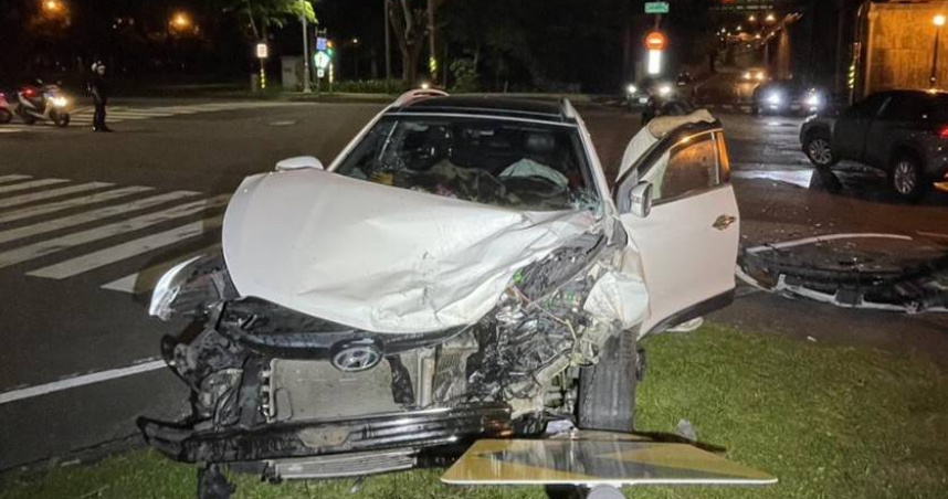 高雄某處高速公路涵洞發生2車碰撞，車頭皆嚴重受損，還撞倒路邊的方向導引牌。（圖／翻攝畫面）