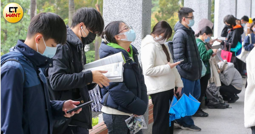 自108課綱實施以來，高中生不僅須全力準備學測，還得在三年間積極參與多元活動，完成「學習歷程檔案」亮點爭取加分，升學壓力隨之倍增。（示意圖／黃耀徵攝）