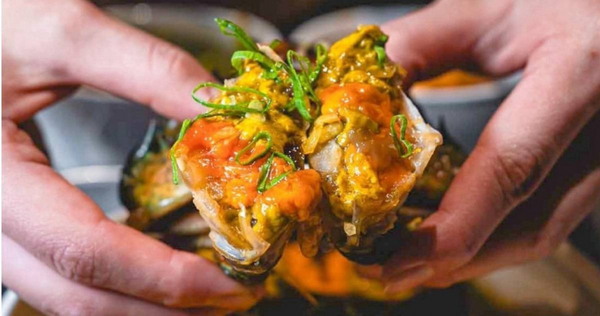 全台獨家的台式生醃春大直《味爵海鮮鋪》，剝皮辣椒、蒜頭高粱醃入魂，生醃醬蝦醬蟹超涮嘴。（圖／業者提供）