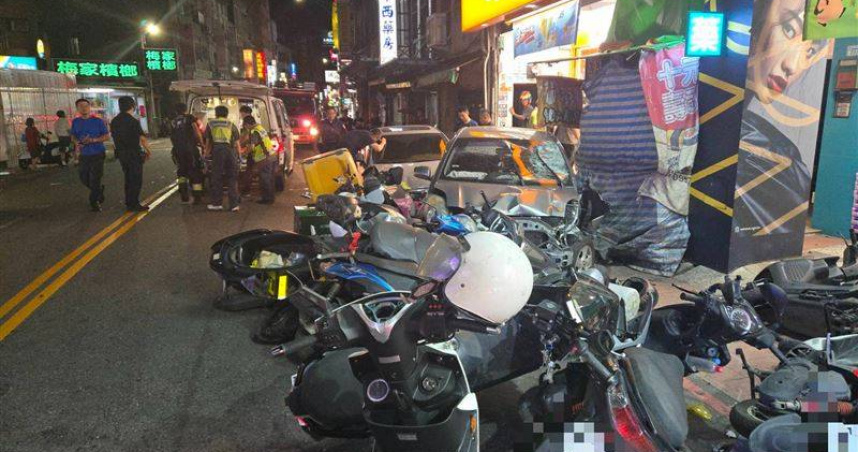 新北八里「愛情追逐」釀成連環車禍，6傷送醫搶救。（圖／翻攝畫面）