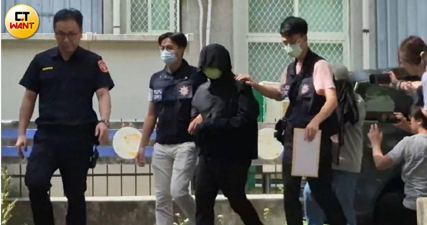 在Threads上寫下「命債，命還」的情侶檔抵達北檢複訊。（圖／高瑀彤攝）