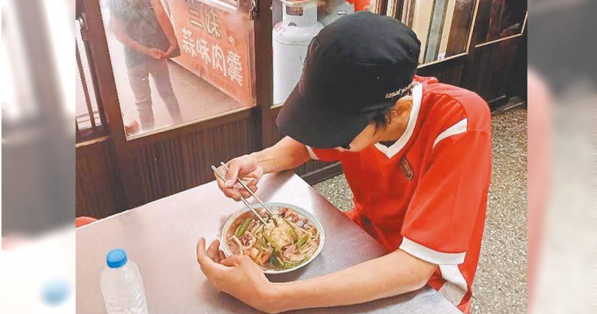 台中21歲黃姓青年「黑戶」案引外界關注,經親子鑑定已證實兩人關係,黃男最快本周可取得身分證。(圖/摘自蘇乙青臉書/中國時報陳淑娥台中傳真)