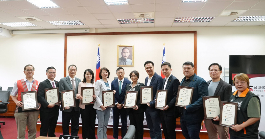 中華勞資事務基金會、台灣中區教授協會今（8）日舉辦台灣國會評鑑頒獎，朝野立委各有多人獲獎。（圖／匯流媒體集團提供）