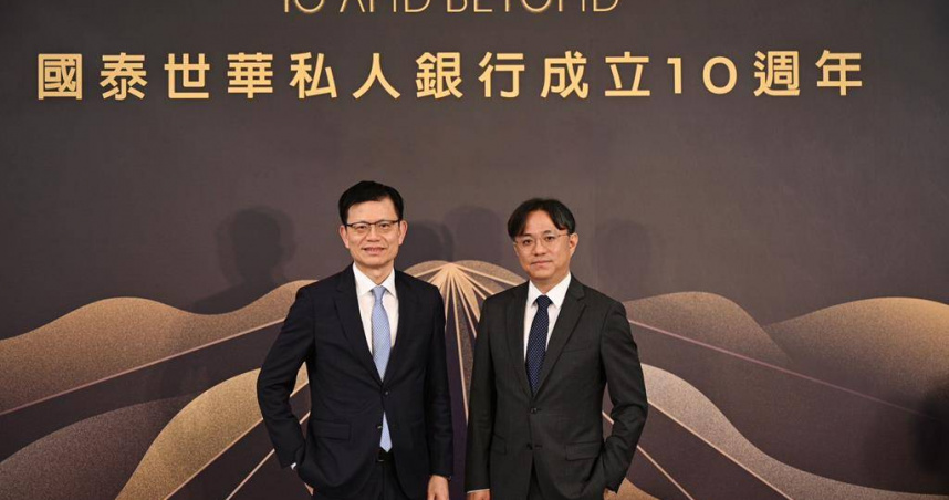 國泰世華總經理李偉正(圖左)將辭任總經理，轉調集團其他職務。(圖／資料照)