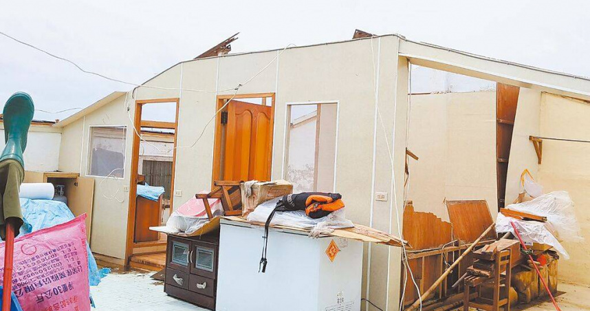 嘉義縣義竹鄉災情慘重，民宅屋頂都被掀了，連日下雨家具也泡湯了。（圖／中國時報廖素慧攝）