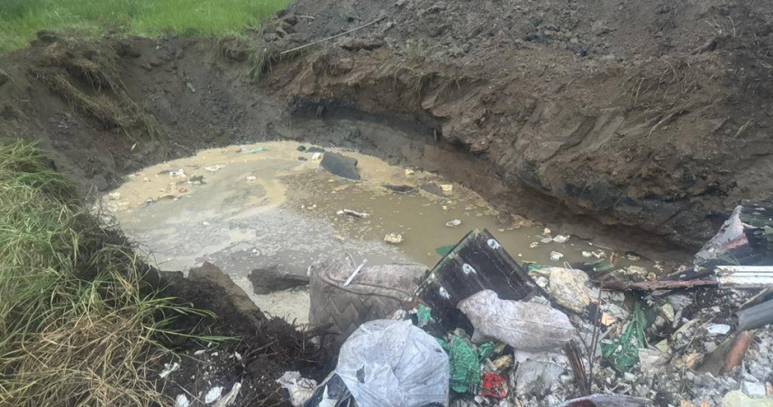 苗栗造橋鄉自然公園19日深夜遭傾倒大量事業廢棄物，內容包含垃圾、磚塊、金屬、土石，重量高達4到5噸。（圖／翻攝畫面）