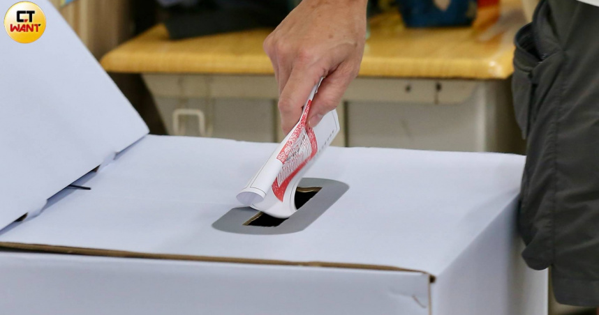 楊梅國中投票所發生婦人撕毀選票事件。（圖／黃耀徵攝）