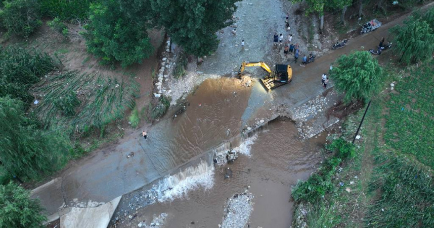河北省保定市阜平縣近日遭遇歷史級強降雨，導致當地出現2死2失蹤憾事，且6個鄉鎮共4萬6235人受災。（圖／中新社）