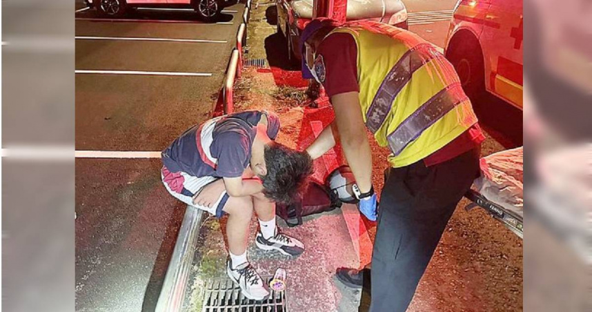 南桃園地區一名高中生等公車時，突然出現全身紅腫、搔癢、臉部嚴重腫脹，隨即被送往醫院治療。（圖／翻攝畫面）