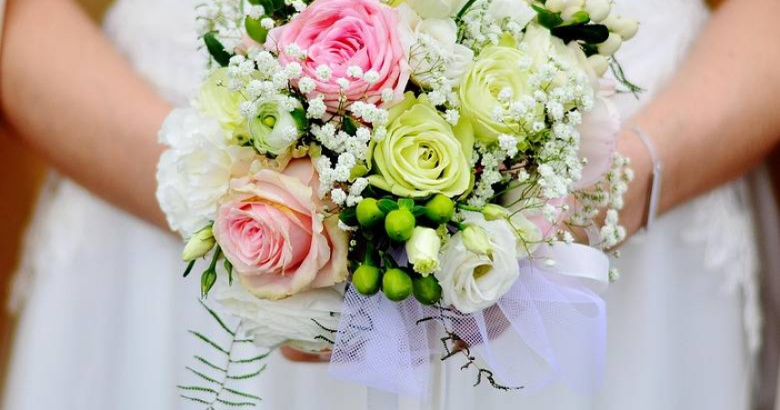 莎拉與盧克在第43次求婚成功後開心慶祝，結束七年的堅持與等待。（圖／Pixabay）