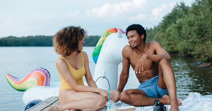 法國西部熱門度假小鎮萊薩布勒多洛訥（Les Sables-d'Olonne）近日頒布新規，禁止遊客在海灘以外的公共場所赤裸上身或僅穿泳衣行走。（示意圖／翻攝Pexels）