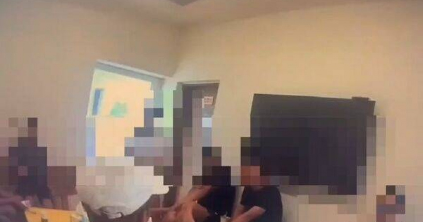 13名男女小琉球民宿嗨拉K，風雨夜毒趴遭警破門查獲。（圖／翻攝畫面）