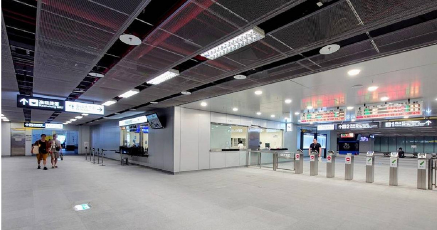 今日上午捷運站直通台鐵月台連通道宣布開放，讓旅客大讚「終於」，大幅縮減轉乘時間。（圖／中時記者任義宇攝）